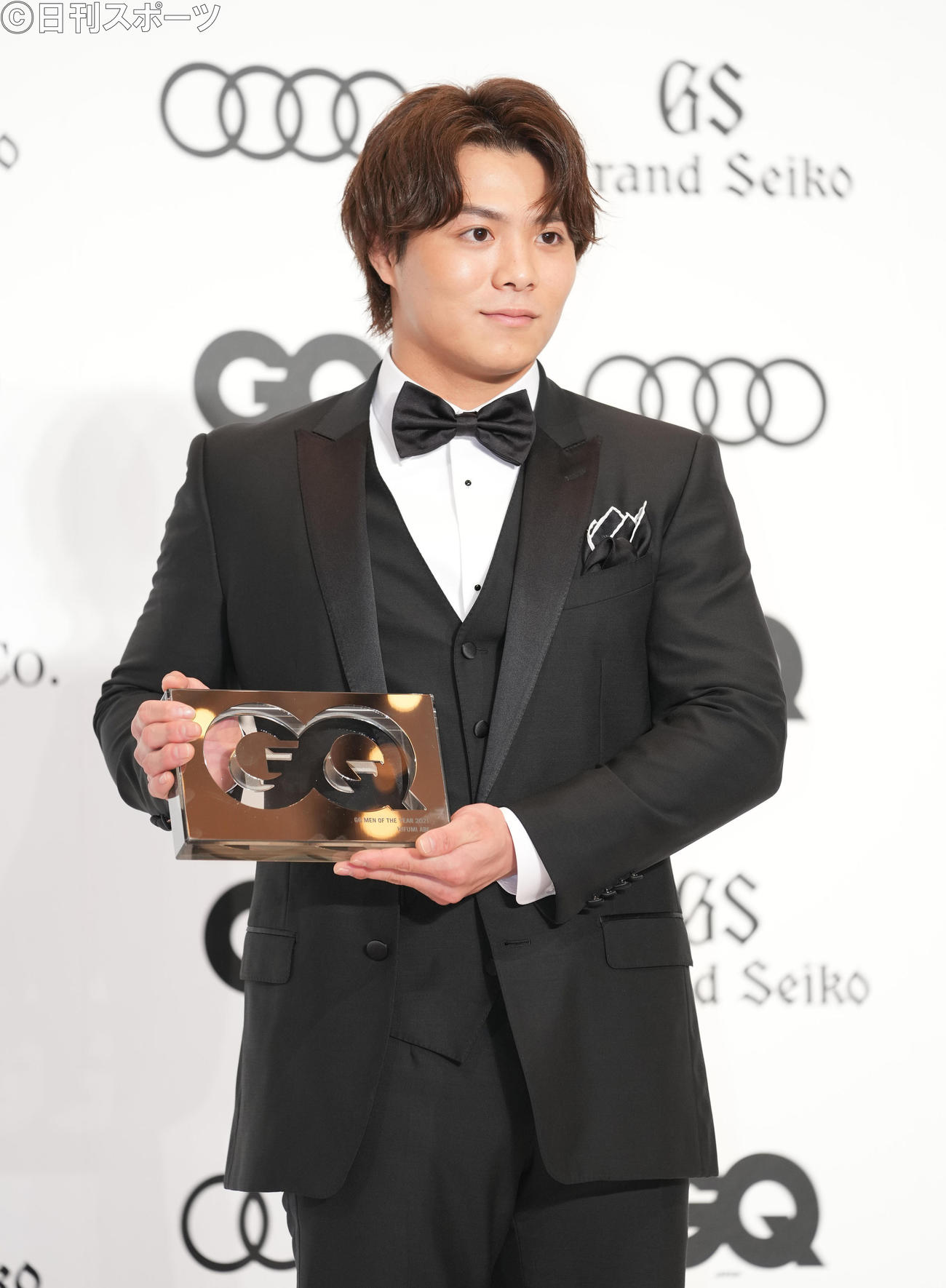 「GQ MEN OF THE YEAR 2021」を受賞し、記念品を手に笑顔を見せる阿部一二三（撮影・菅敏）