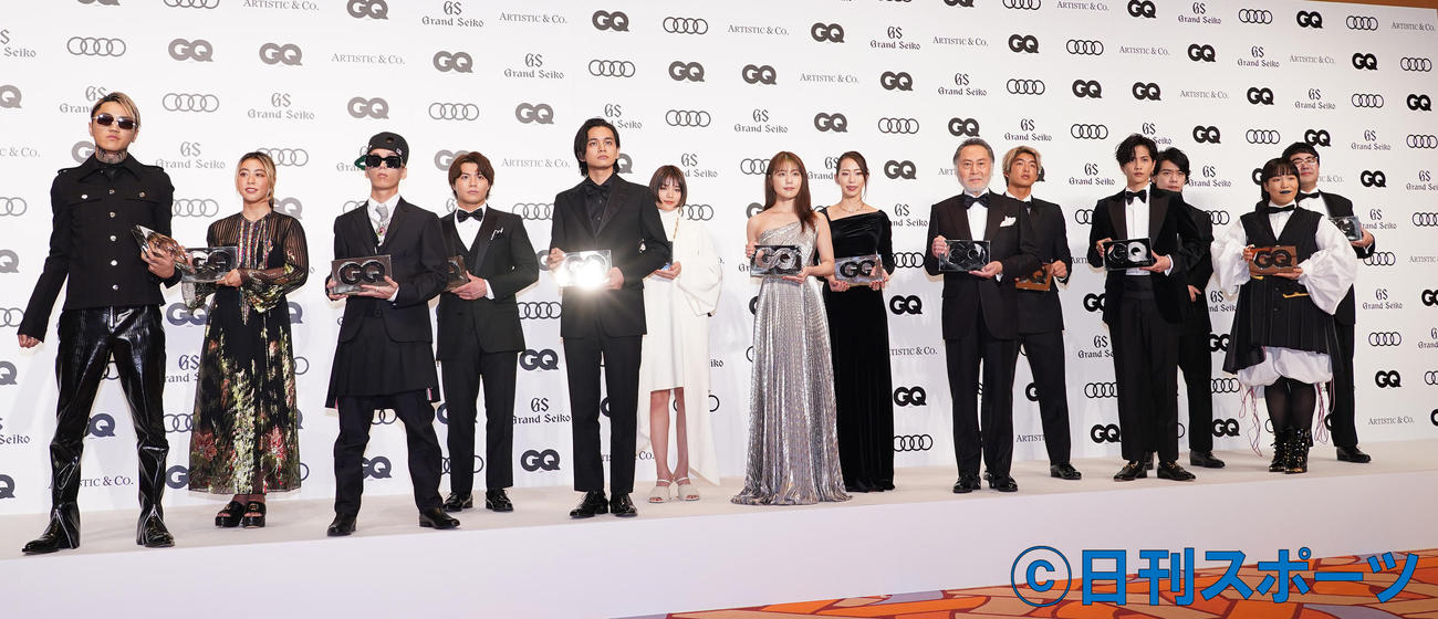 「GQ MEN OF THE YEAR 2021」を受賞し記念写真に納まる受賞者（撮影・菅敏）