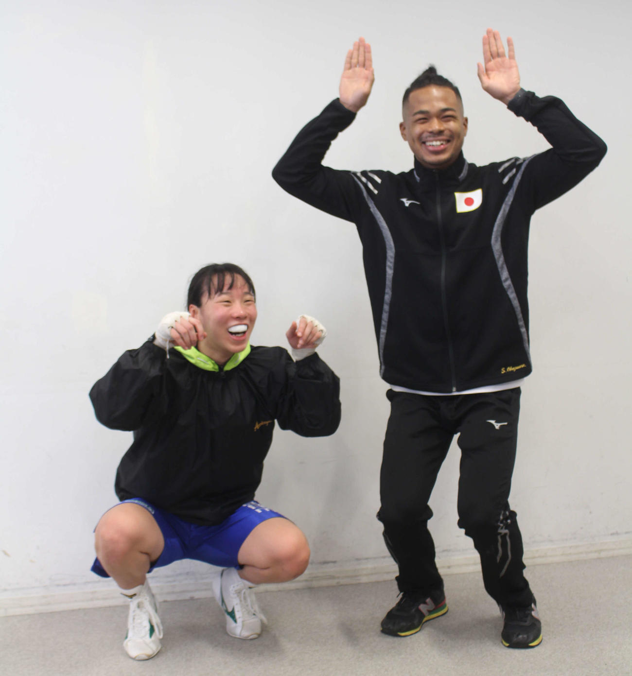 カエルポーズを披露する入江（左）と岡沢