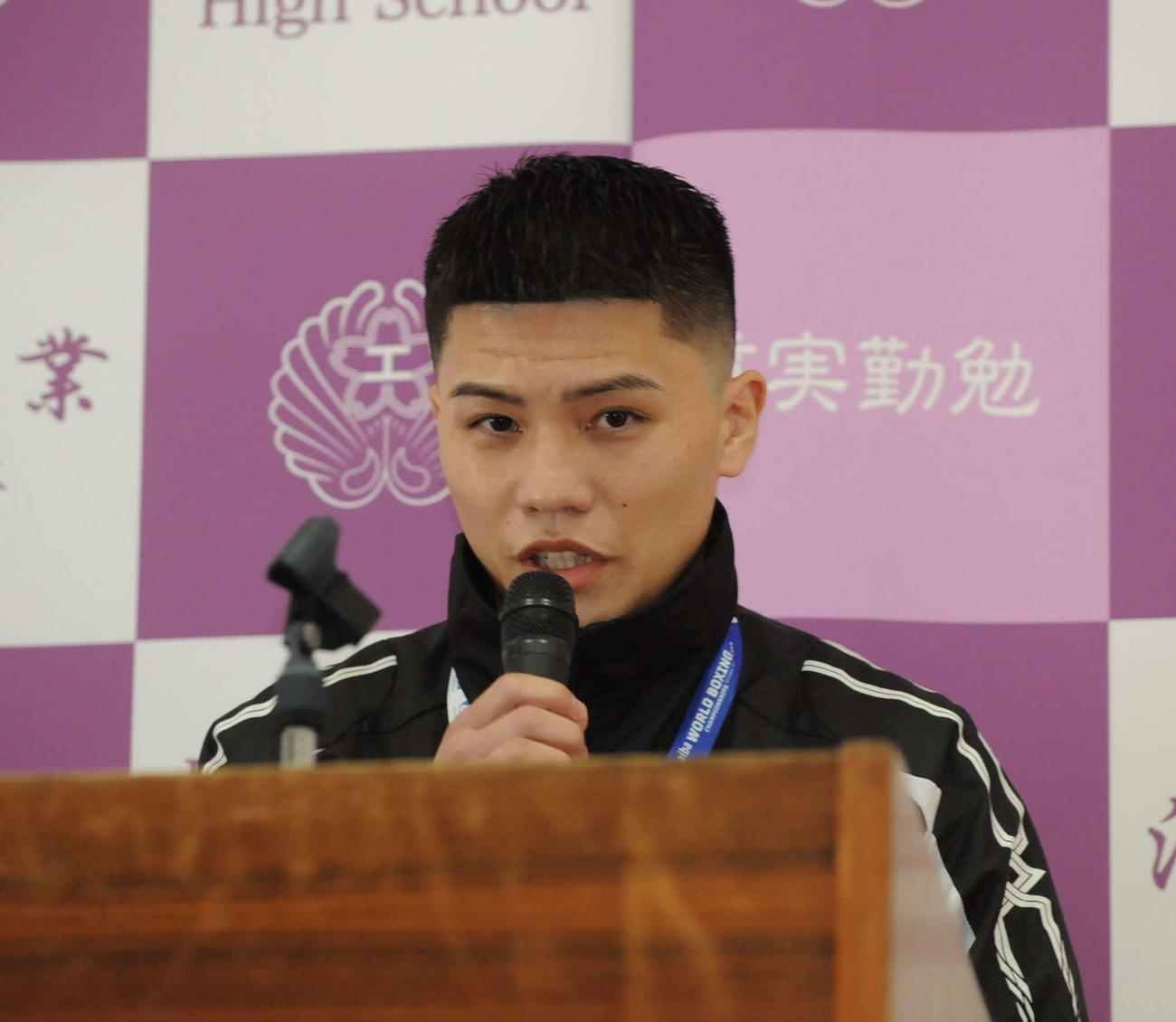 母校の浜松工高で優勝を報告する坪井