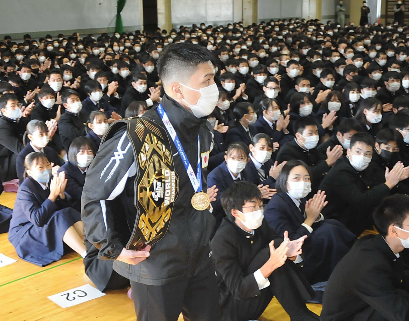 浜松工高の生徒らに拍手で迎えられる坪井