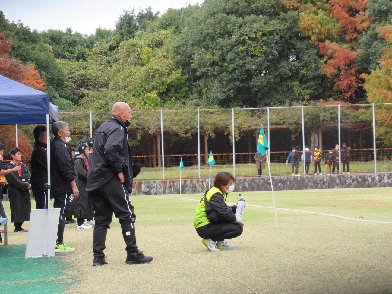 立ち上がって試合を見守る奈良朱雀の山本清悟顧問（撮影・益子浩一）