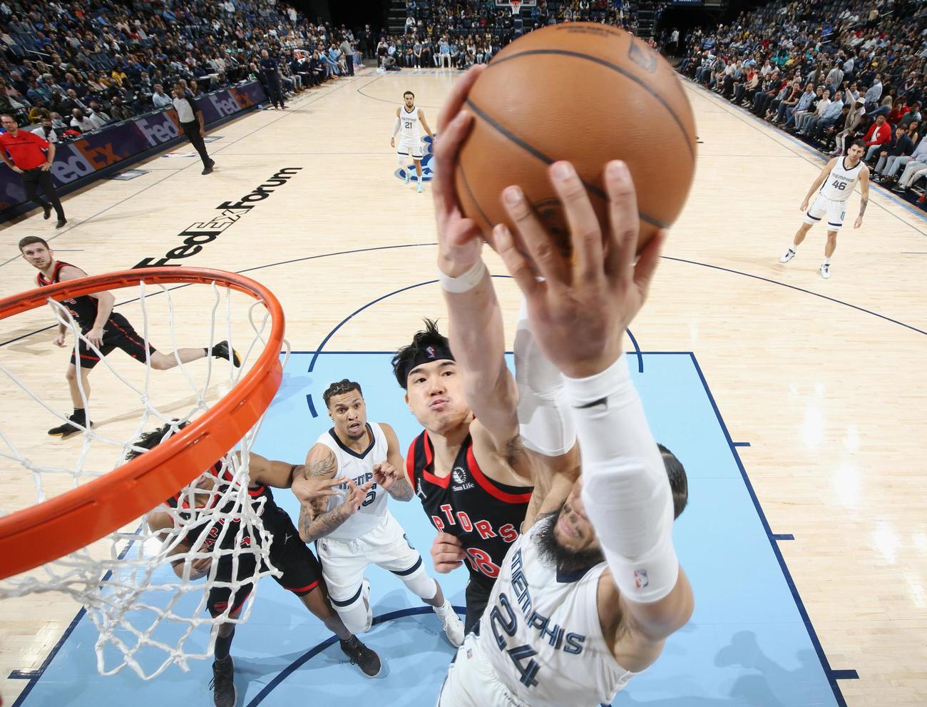 グリズリーズ戦で相手のシュートをブロックするラプターズの渡辺（右から2人目）（NBAE提供・ゲッティ＝共同）