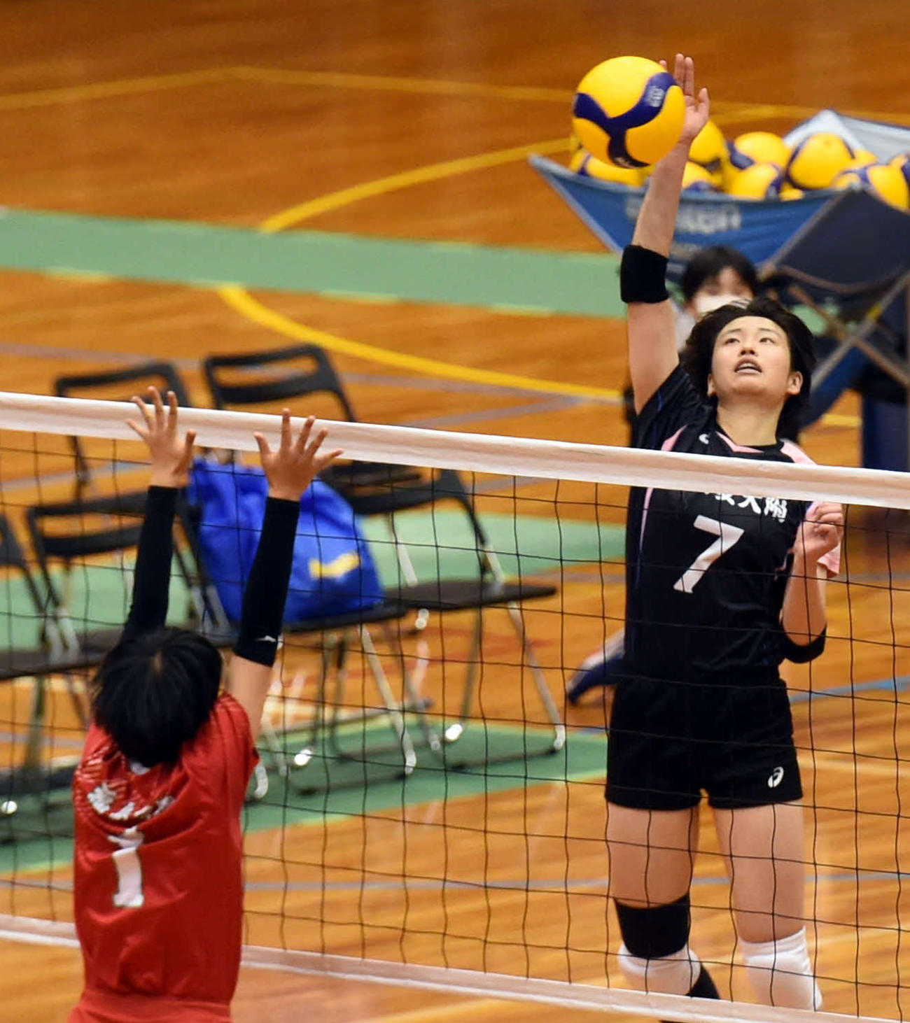 女子決勝・第1セット、スパイクを放つ郡山女大付・本田
