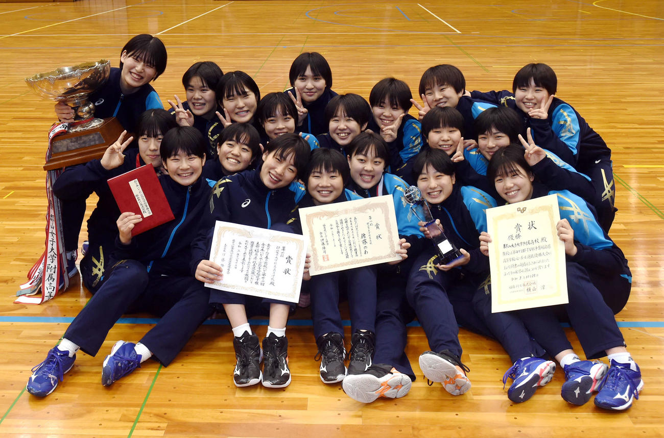 6年連続23度目の優勝に大喜びの郡山女大付（撮影・相沢孔志）