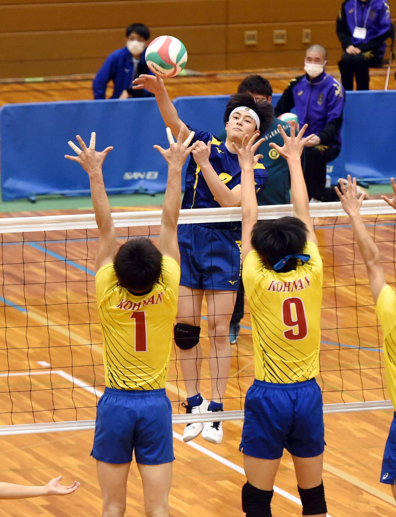 男子決勝・第2セット、スパイクを放つ郡山北工・久保木