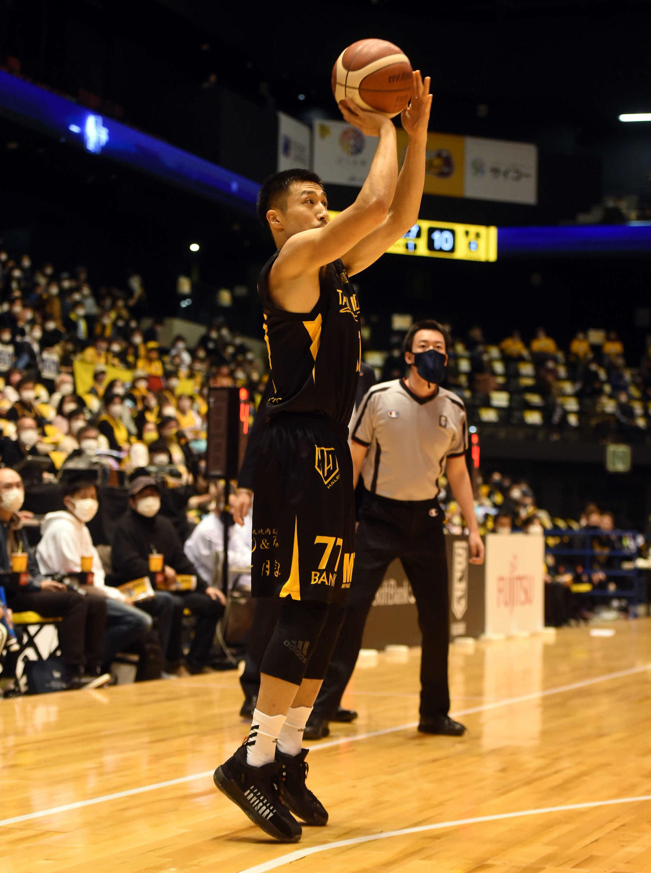 仙台対青森　20日の第1戦、3点シュートを放つ片岡