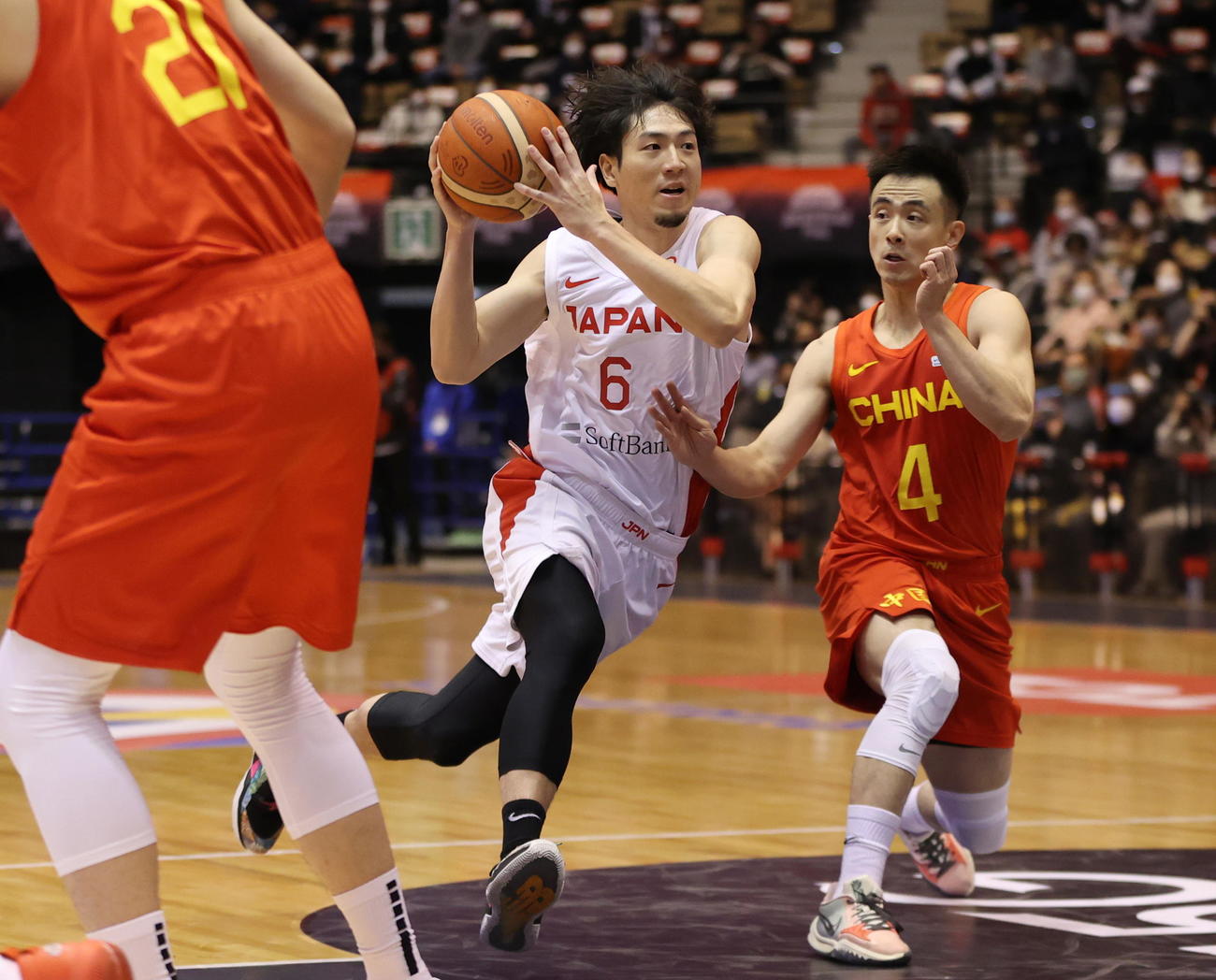 第1クオーター、攻め込む比江島慎（中央）（代表撮影）