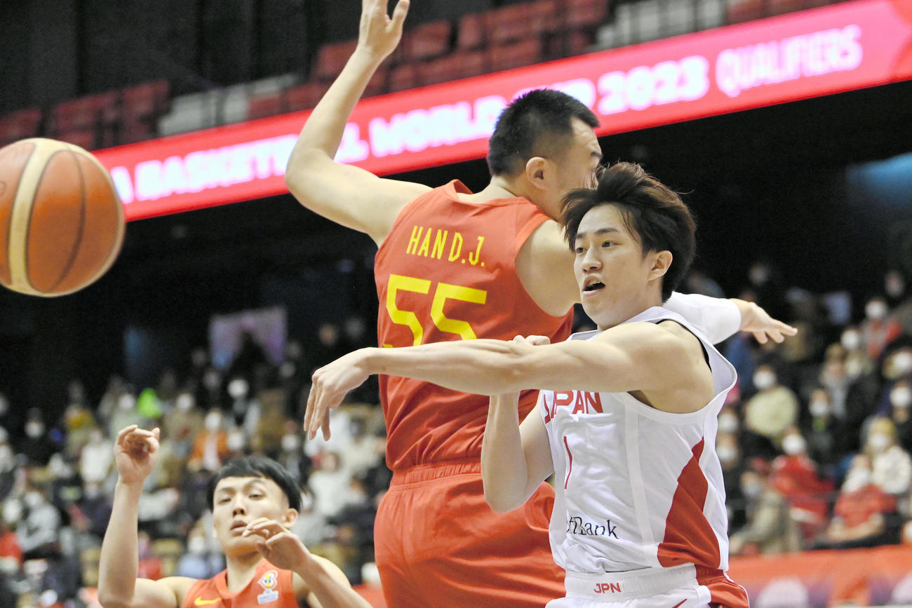 第3クオーター、斎藤拓実（右）はゴール下でパスを出す（代表撮影）