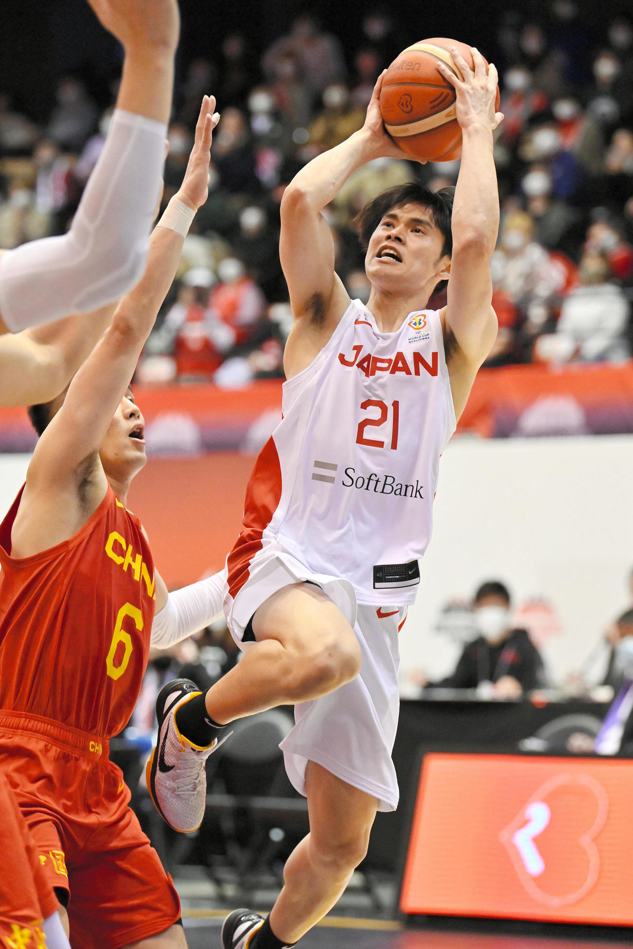 第4クオーター、藤井祐真（21）はシュートを放つ（代表撮影）