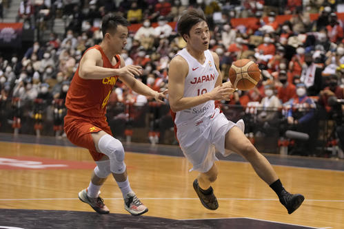 ドリブルで切れ込む西田（右＝AP）