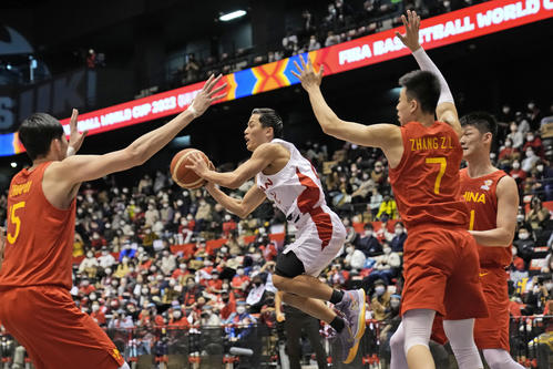 中国選手と競り合う富樫（中央＝AP）
