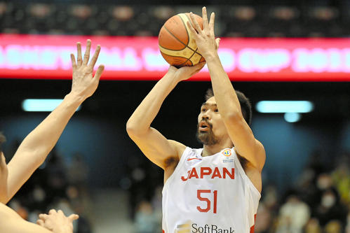 第2クオーター、古川孝敏は3点シュートを決める（代表撮影）