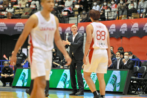 第3クオーター、選手に指示するトム・ホーバス監督（代表撮影）