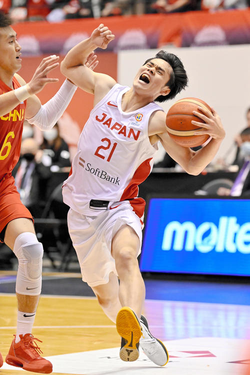 第4クオーター、相手の厳しい守備に合う藤井祐真（21）（代表撮影）
