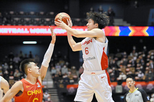 第1クオーター、パスを出す比江島慎（代表撮影）