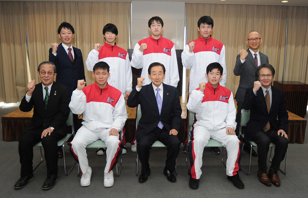 北村藤枝市長（前列中央）を表敬訪問した静岡産大の選手5人と関係者