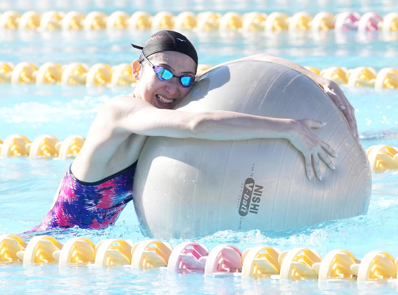 日大水泳部の公開練習でリレーを楽しむ池江（撮影・菅敏）