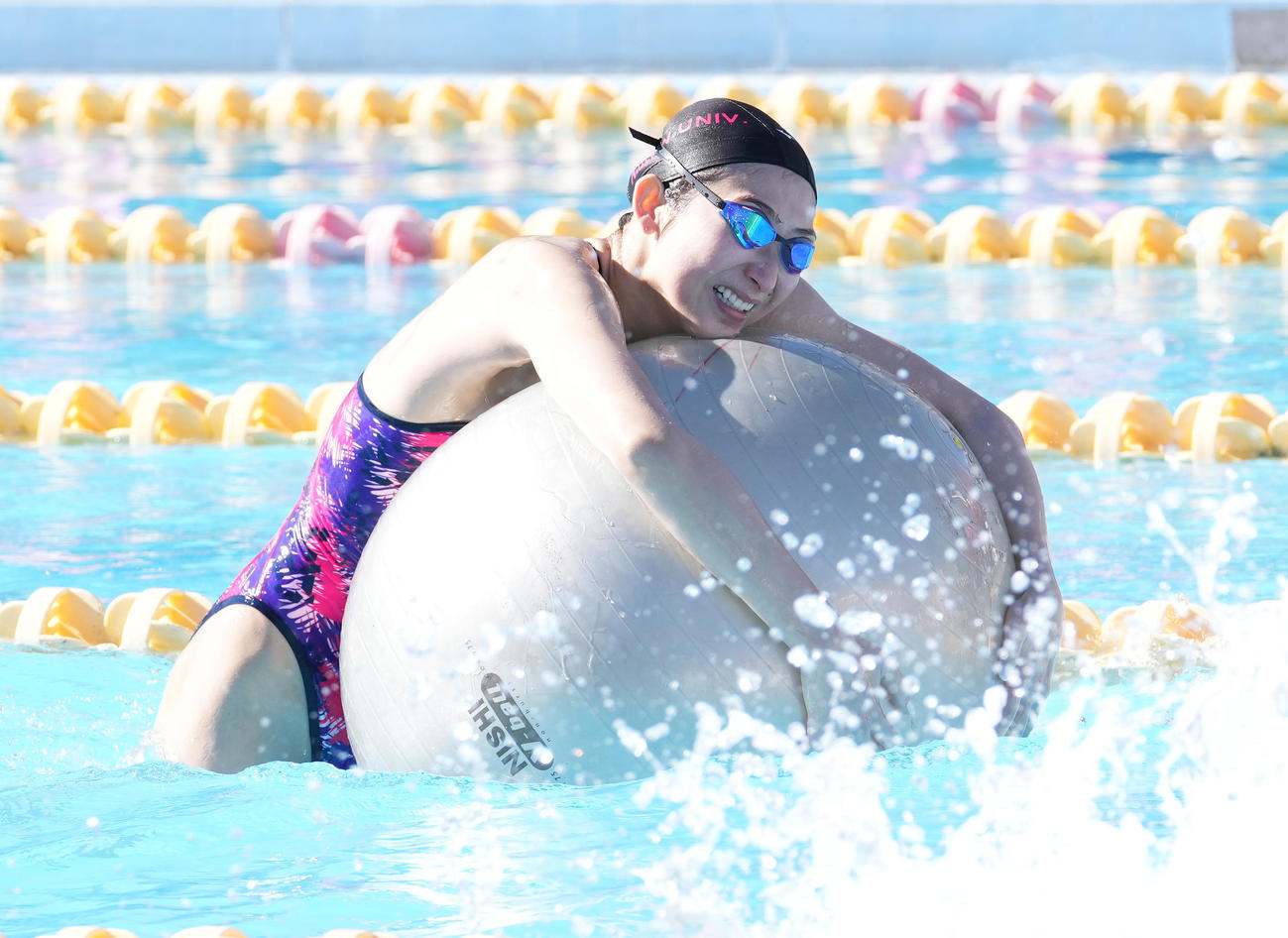 日大水泳部の公開練習でリレーを楽しむ池江（撮影・菅敏）