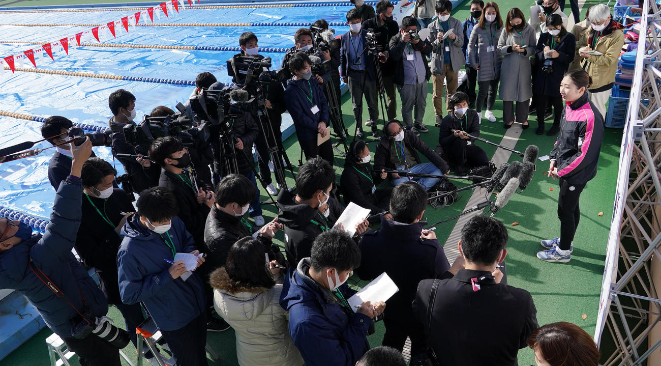 日大水泳部の公開練習を終え、記者の質問に答える池江（右端）（撮影・菅敏）