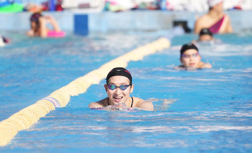 日大水泳部の公開練習で主将の池江は、笑顔を泳ぐ（撮影・菅敏）