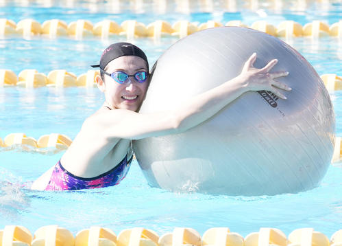 日大水泳部の公開練習でリレーを楽しむ池江（撮影・菅敏）