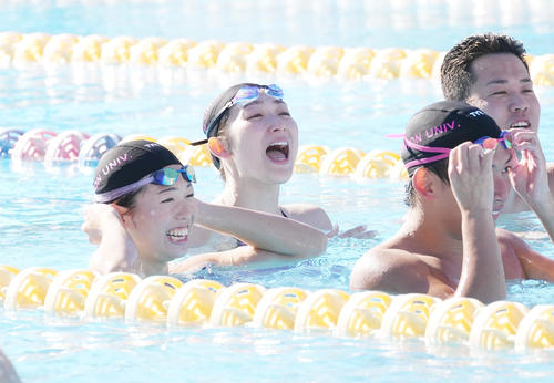 日大水泳部の公開練習でリレーを楽しむ池江（左から2人目）（撮影・菅敏）