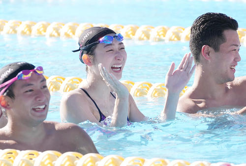 日大水泳部の公開練習でリレーを楽しむ池江（中央）（撮影・菅敏）