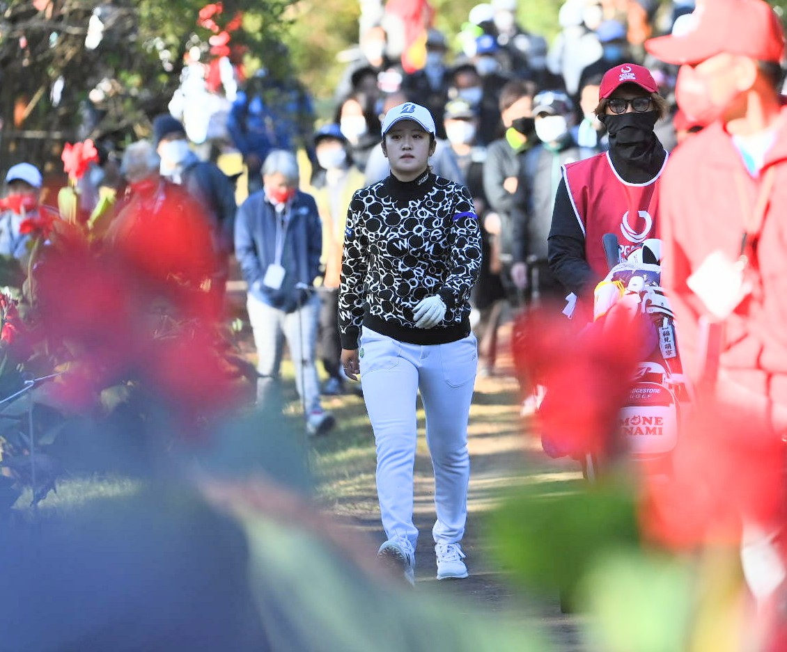 2番に向かう稲見萌寧（撮影・上田博志）