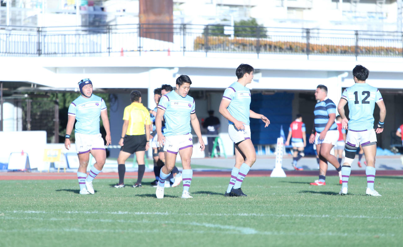 日体大戦の後半、陣地を進められ、険しい表情で後退するFB松永貫汰（手前左から2人目）ら筑波大の選手たち（撮影・松本航）