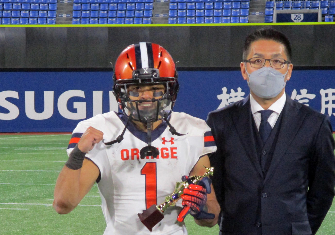 リーグ戦MVPの法大RB星野（左）と法大出身の広田関東学連理事長