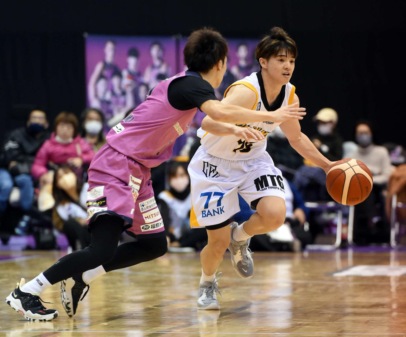 第2Q、ドリブル突破を狙う仙台神里（右）