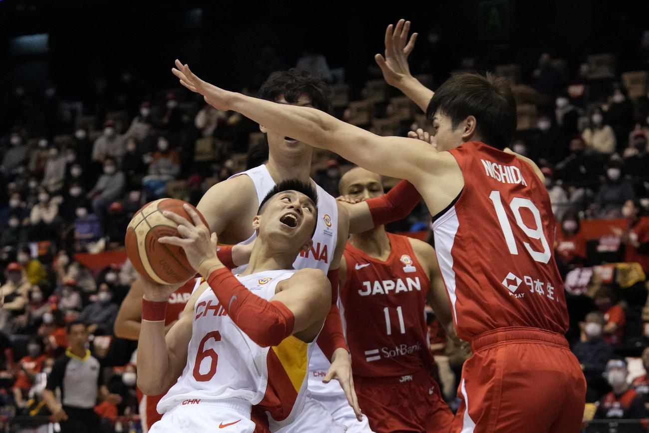 中国選手のシュートをブロックする西田優大（AP）