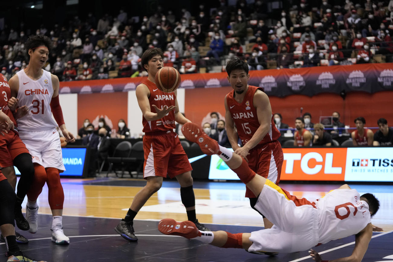 岸本のファウルで倒れこむ中国選手（AP）