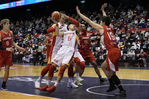 中国選手のシュートをブロックする西田優大（AP）