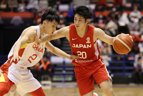 日本対中国　第4Q、ボールをキープする寺嶋（右）（代表撮影）