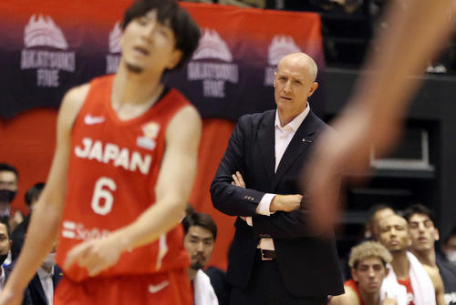 日本対中国　第4Q、試合を見詰めるトム・ホーバス監督（奥）（代表撮影）