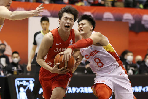 日本対中国　第4Q、ボールを奪い合う西田（左）（代表撮影）