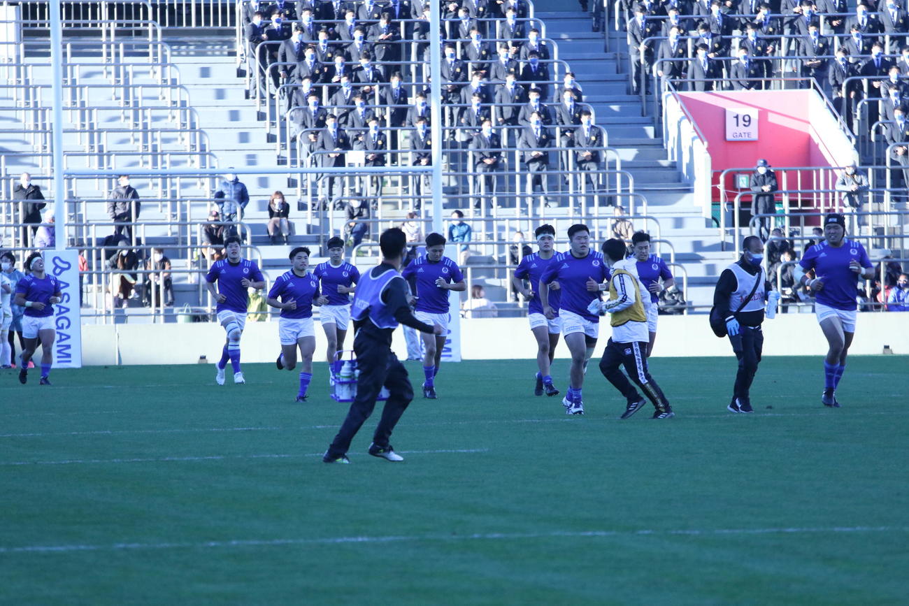 流通経大戦の後半、トライを決めて自陣に戻る東海大の選手たち（撮影・松本航）