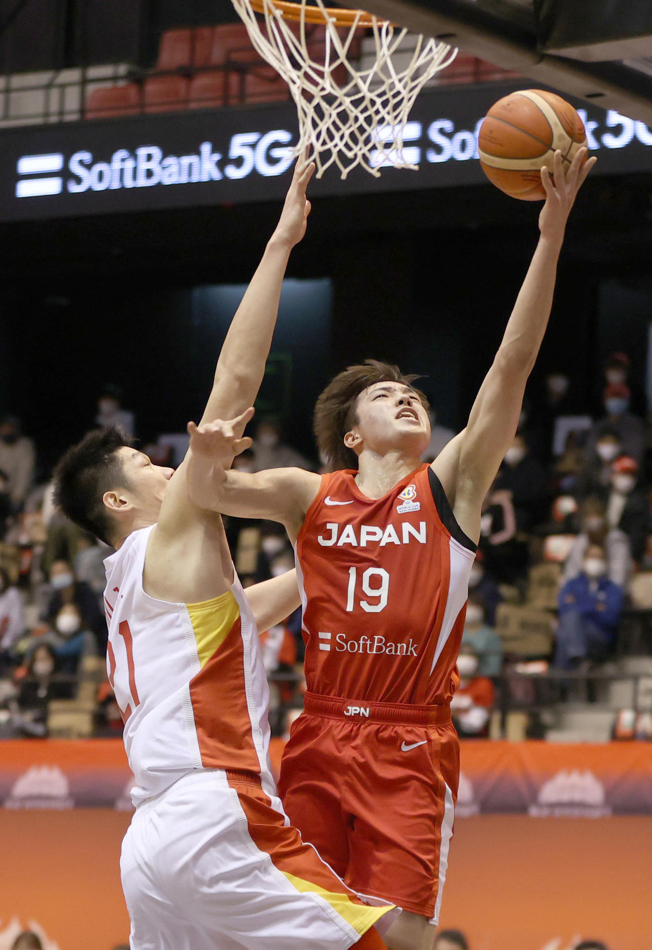 日本対中国　第2Q、シュートを放つ西田（右）（代表撮影）