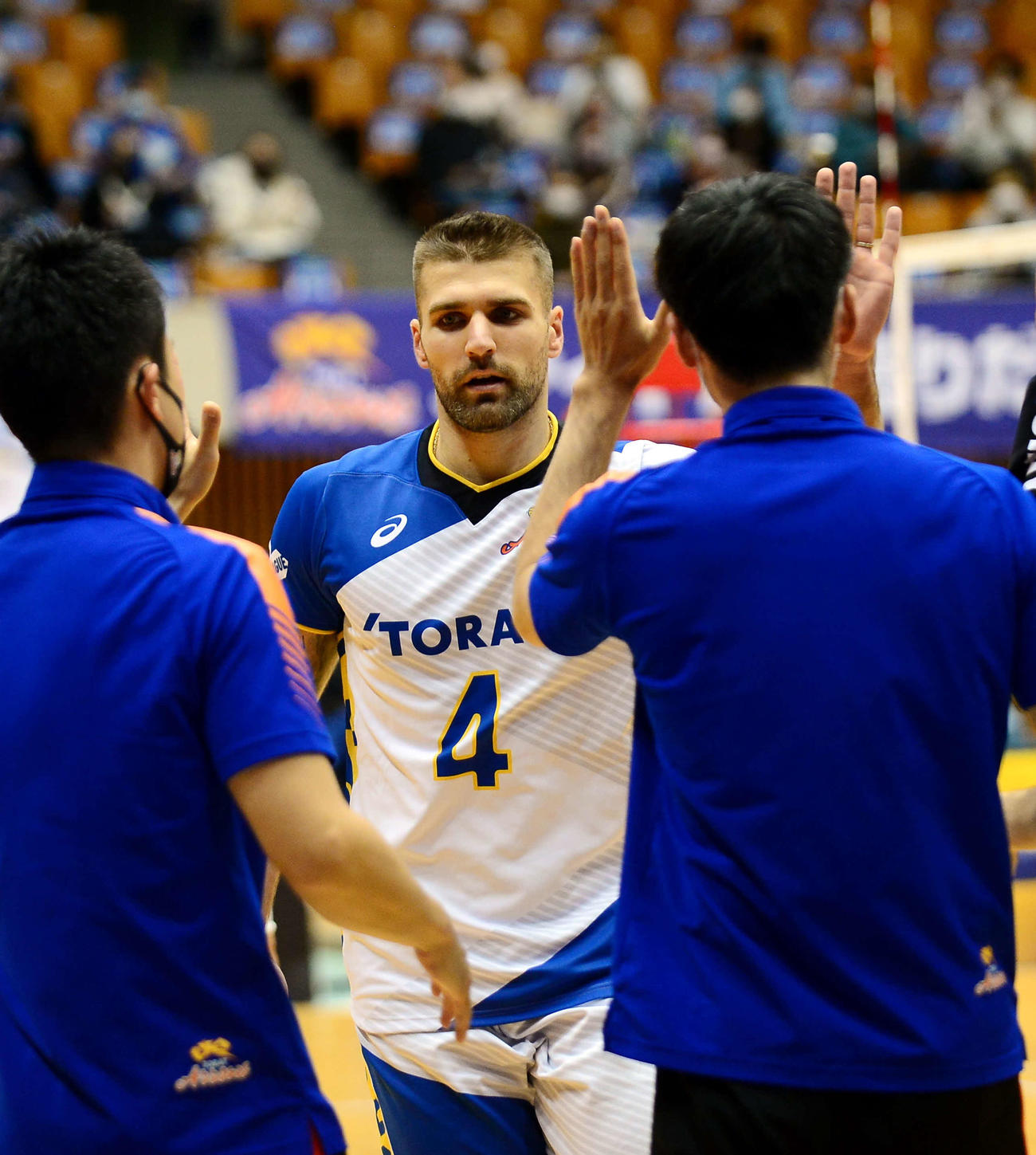 地元2連戦で連勝し、ハイタッチをする東レのパダル・クリスティアン（中央）