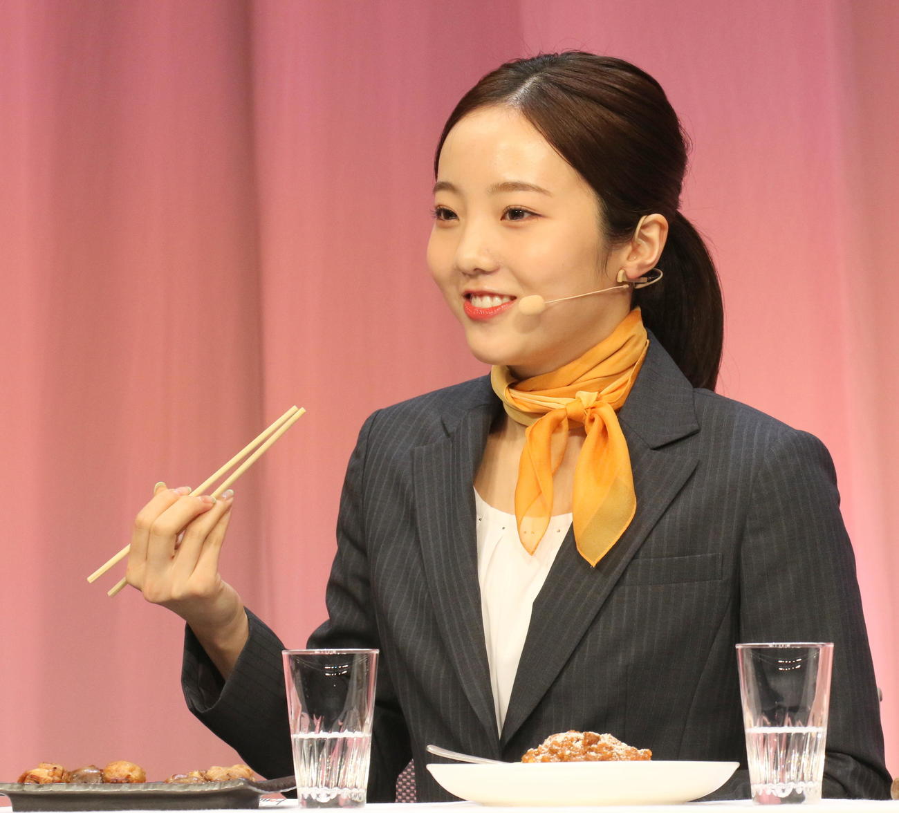 タウングループの試食コーナーに笑顔で参加した本田真凜（撮影・木下淳）