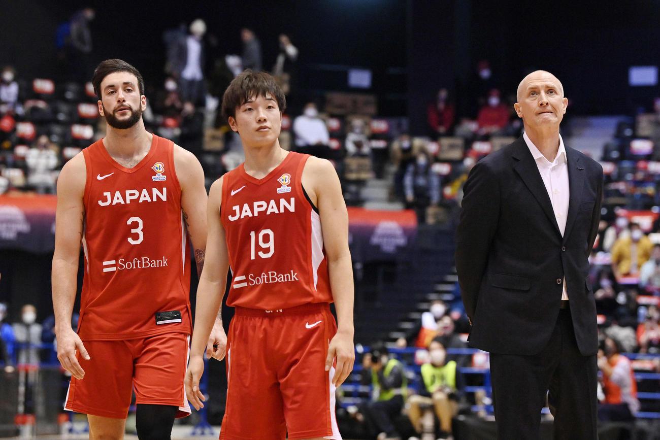 28日の中国戦に敗れ引き揚げる、右からホーバス監督、西田、エヴァンス・ルーク（代表撮影）