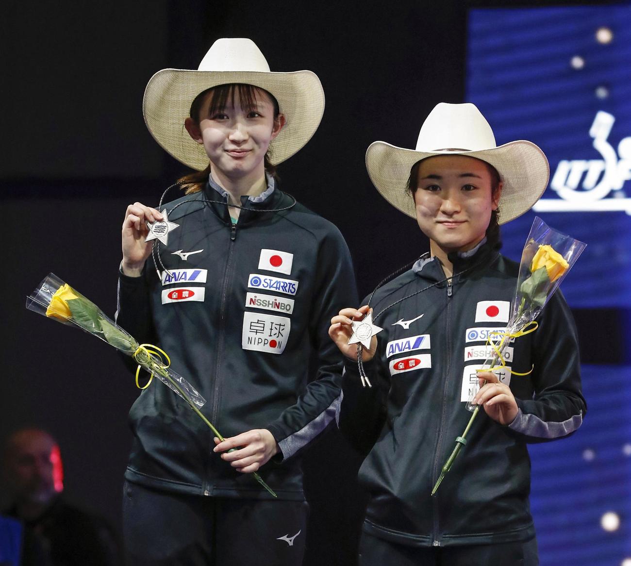 女子ダブルスで準優勝し、銀メダルを掲げる伊藤（右）、早田組（共同）