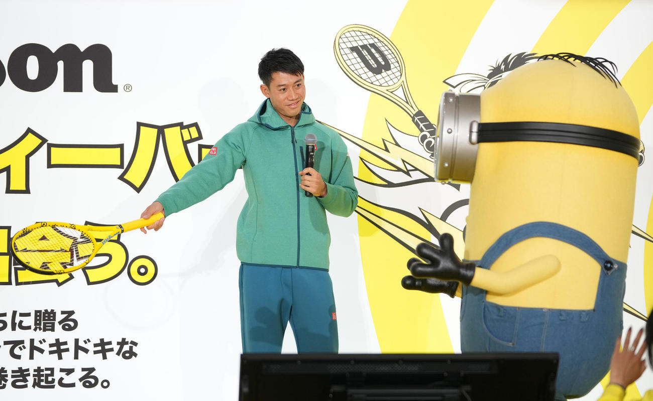 テニスラケットでミニオンを誘導する錦織（撮影・鈴木みどり）