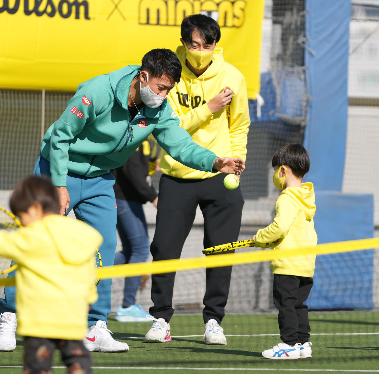 子供とテニスする錦織（撮影・鈴木みどり）