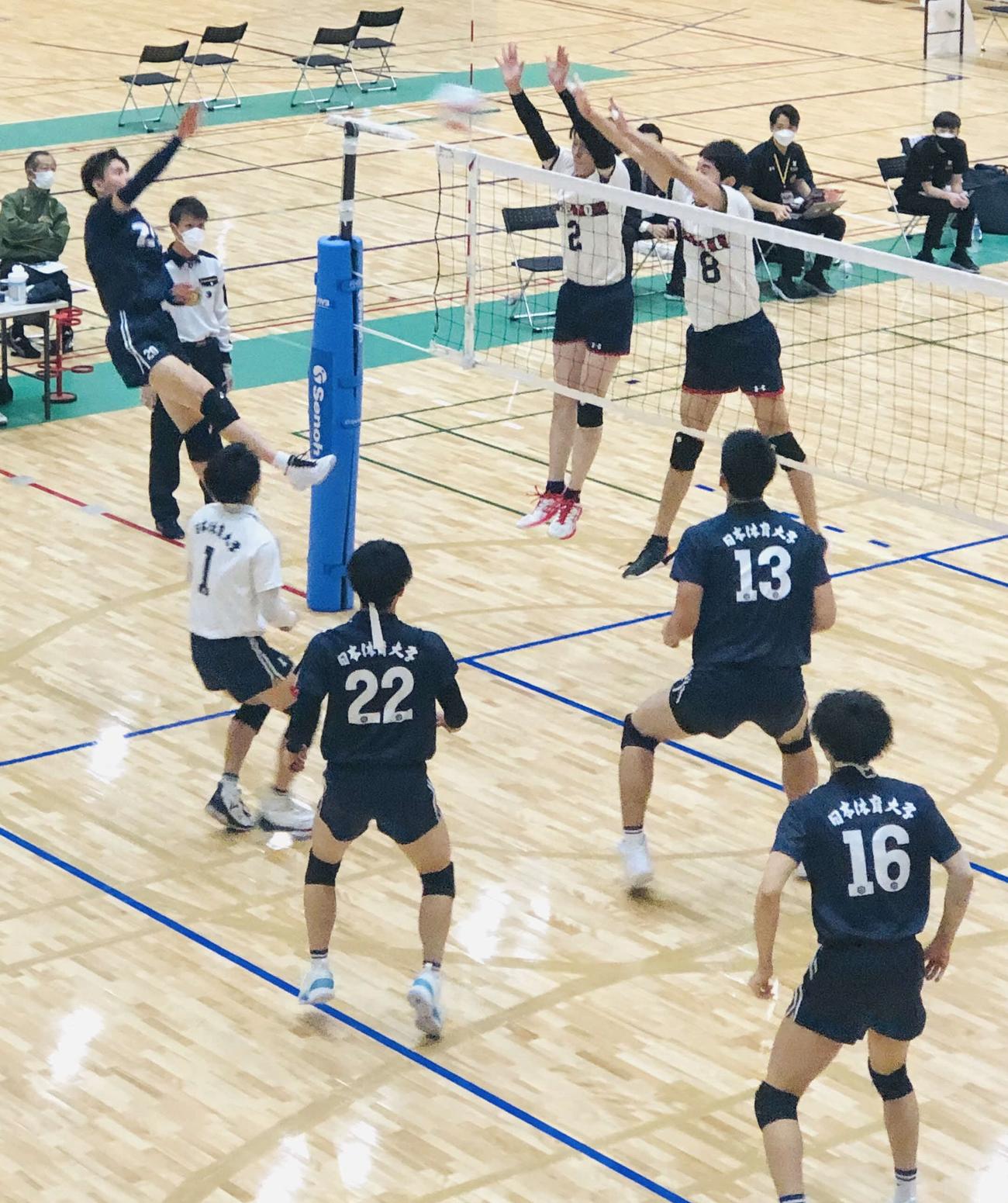 慶大戦でスパイクを打つ日体大の高橋藍（撮影・平山連）