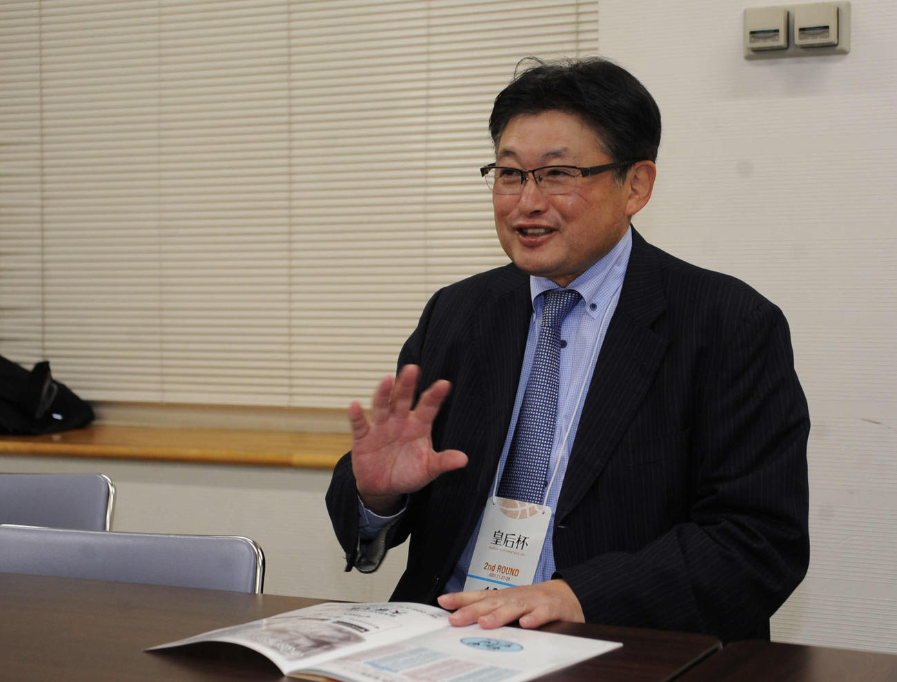 抱負を語る県バスケ協会の新会長、栗山氏
