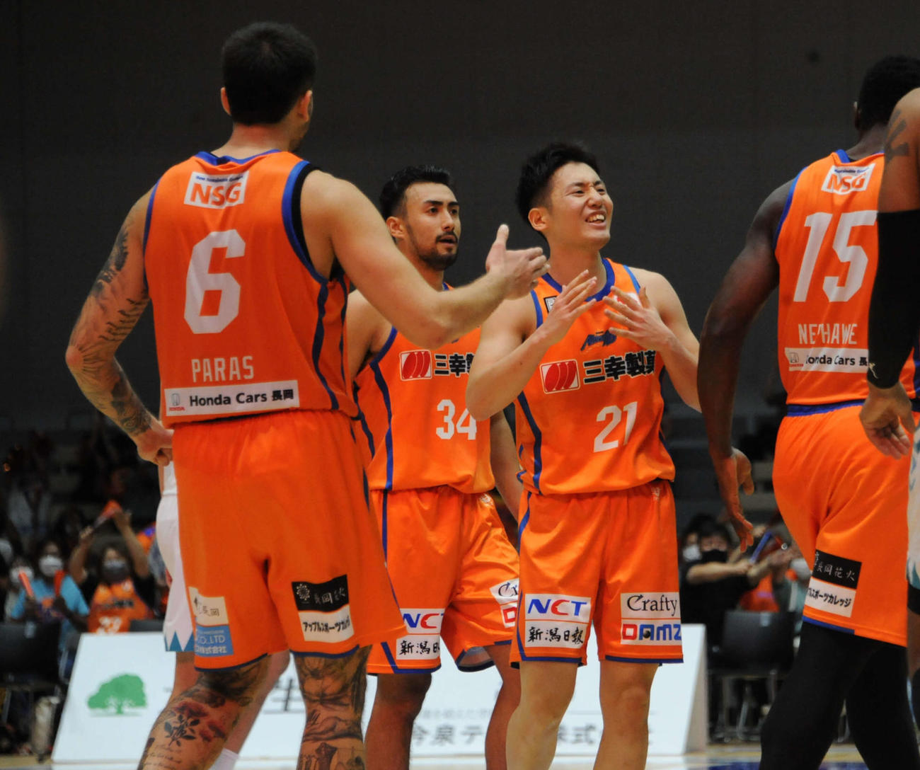 10月、Bリーグ1部京都戦で、得点を決めて喜ぶ新潟の選手たち