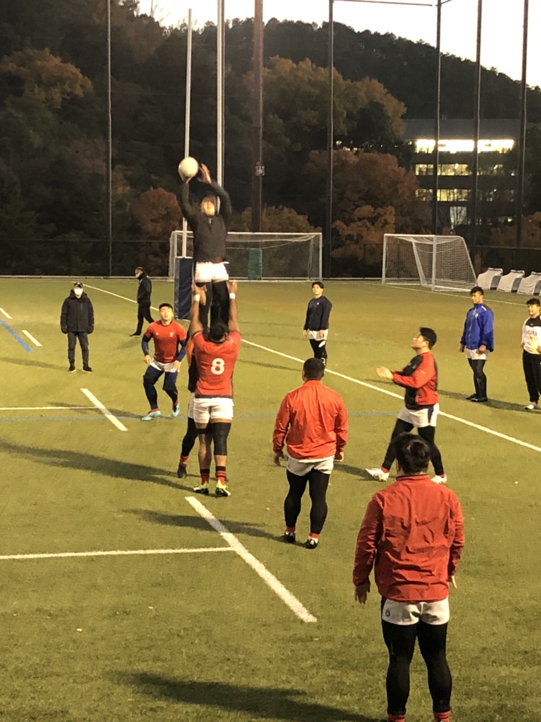 最終節関学大戦に向け広瀬監督（左）が見守る前でラインアウトを仕上げる京産大の選手たち（撮影・益子浩一）